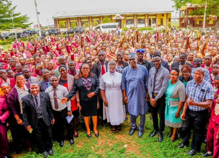 Gov AbdulRazaq Visits Kwara’s Catholic College To Applaud UTME High Scorers