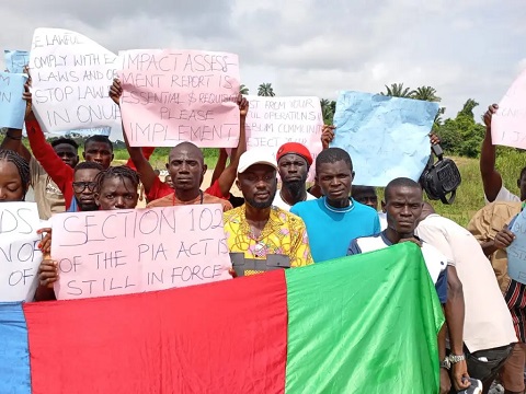 Angry Youths Shut Down SEEPCO OPL Oil Field in Bayelsa (Photos)