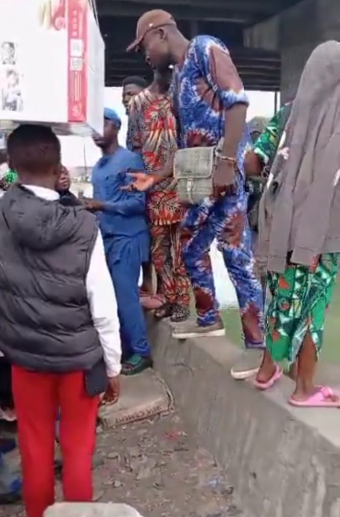 ‘Area Boys’ Seen Extorting N100 From Pedestrians In Lagos Heavy Rainfall (Video)