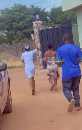 Husband Joins Pregnant Wife To Run Around Hospital During Labor (Video)