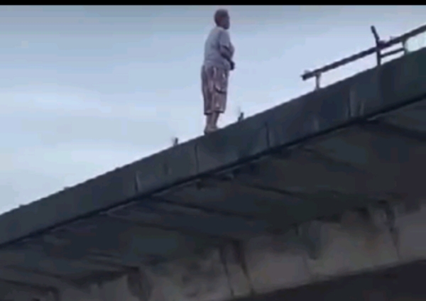 Reactions As Nigerian Lady ‘Tired Of Life’ Jumps From Flyover To Her Death In Warri