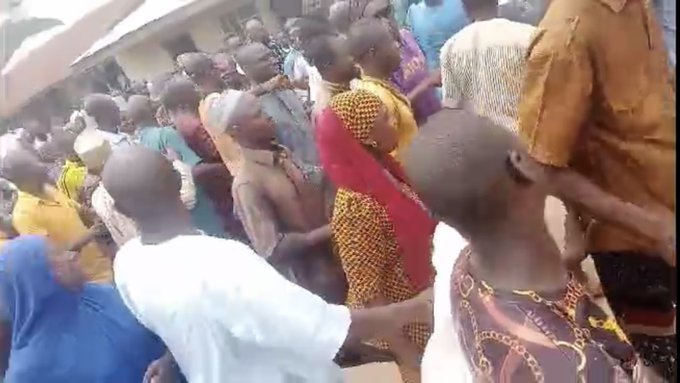 Drama As Kwara Lawmaker Is Booed, Labelled ‘Thief’ By Constituents Over ‘Poor Representation’ (Video)