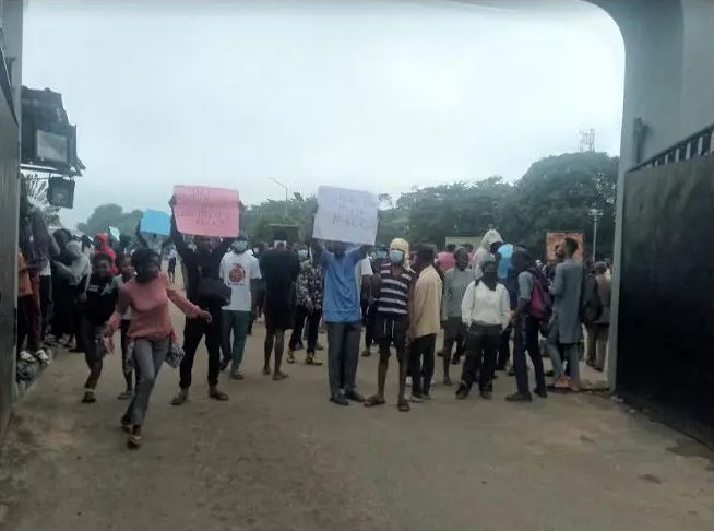 UI Students Halt Vehicular Movements, Block Campus Gate Over 10-Hour Daily Electricity Supply