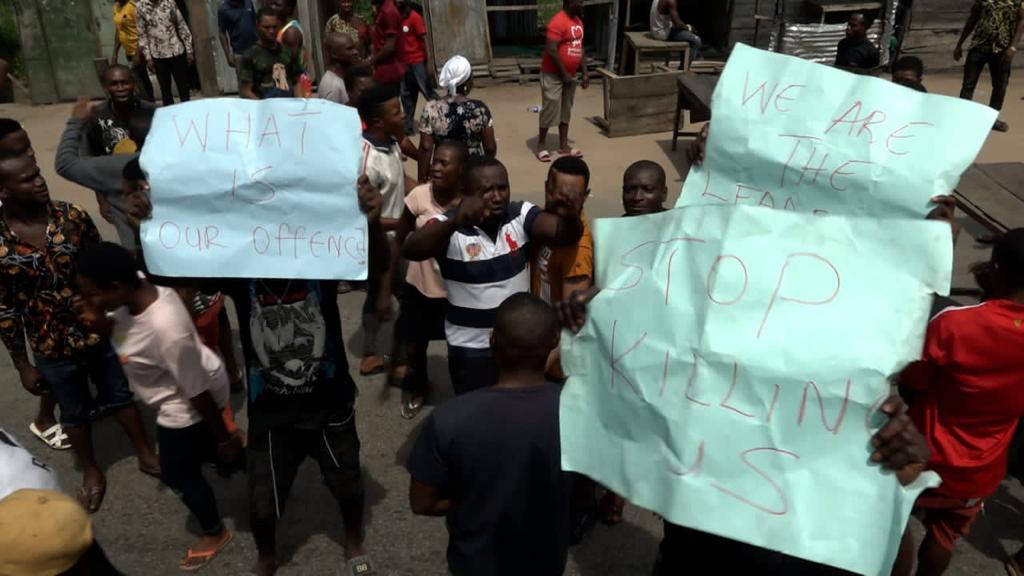 Youths Block Onitsha-Owerri Expressway Over Alleged Killing By Vigilante (Video)