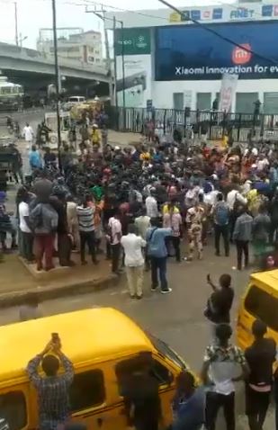 Lagos Protesters Arrive Ikeja Under Bridge For #EndBadGovernanceProtest (Videos)