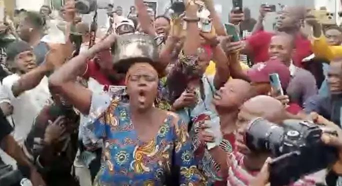 Woman Cries In Lagos With Empty Pot On Her Head (Video)