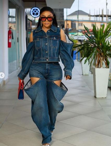 Toke Makinwa Stuns In Denim Outfit (Photos)