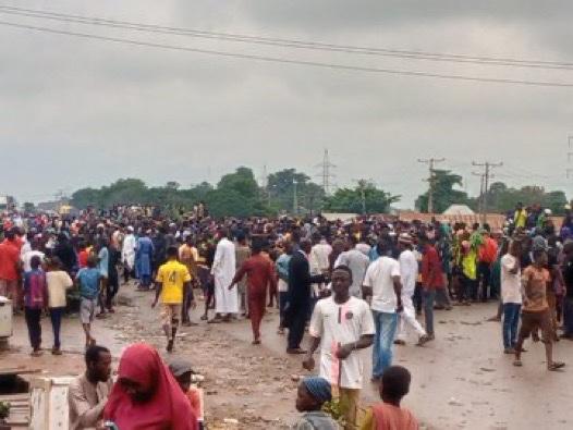 Protesters Overwhelm Security Operatives, Block Abuja-Kaduna Highway (Photos)