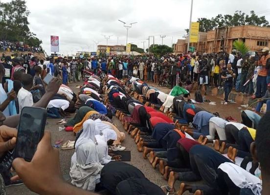 Christian Protesters Protect Their Muslim Counterparts As They Observe Their Prayers On The Road In Jos (Photo)