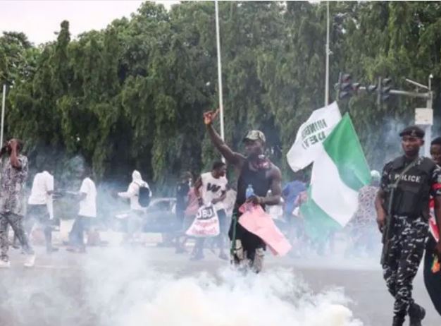 FCT Police Teargas Peaceful Protesters In Berger