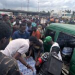 Police Show Solidarity, Share ‘Bottle Water’ With Protesters in Lagos (Video)