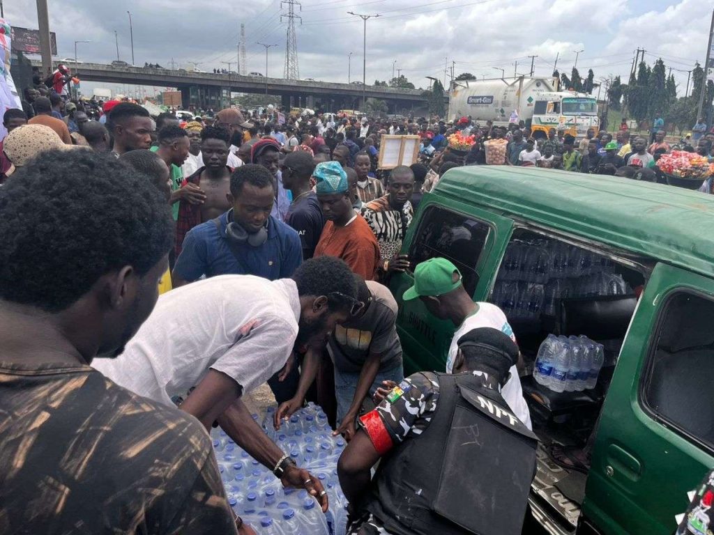 Police Show Solidarity, Share ‘Bottle Water’ With Protesters in Lagos (Video)