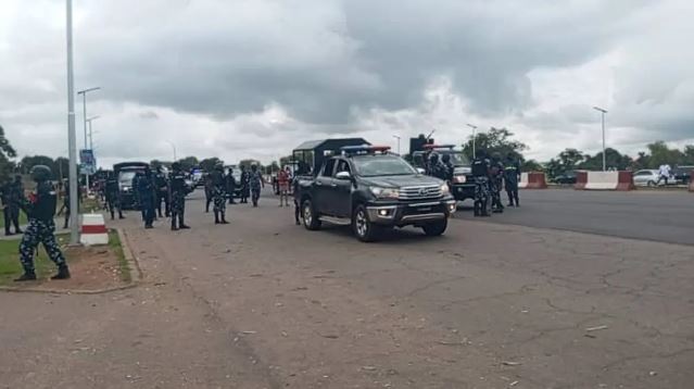 Journalists, Protesters Flee As Police Open Fire On Demostrators At MKO Abiola Stadium Abuja