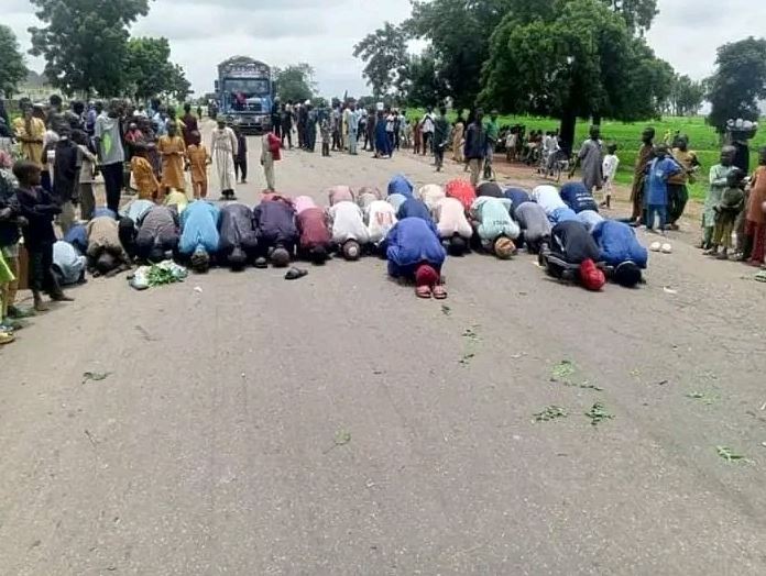 Katsina Residents Block Road, Hold Prayer Over Insecurity (Photos)