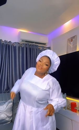 Eniola Badmus Trades Words With Her Followers (Video)