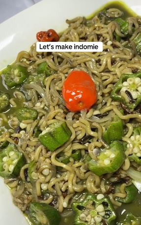 Mixed Reactions As Lady Prepares Noodles With Okra (Video)