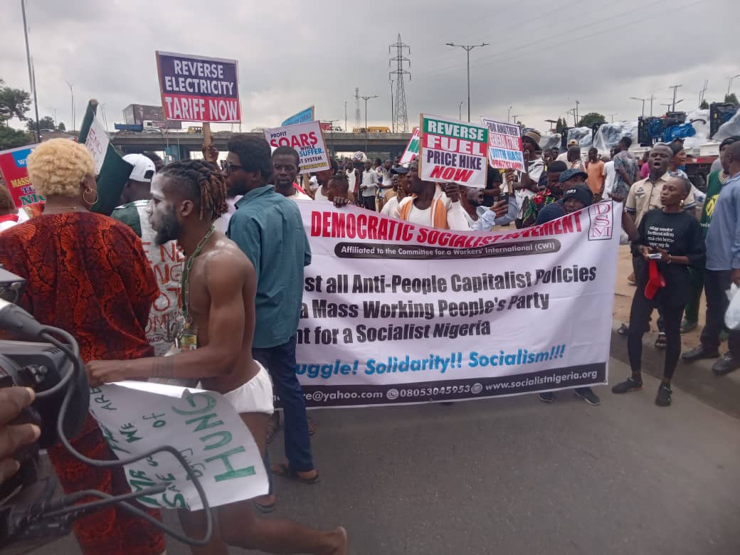 DJ Entertains #EndBadGovernance Protesters In Ojota, Lagos