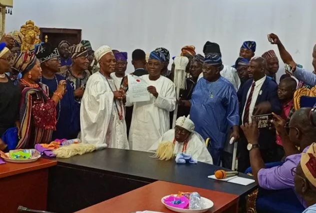 Ladoja Receives Beaded Crown As Otun Olubadan (Photos)