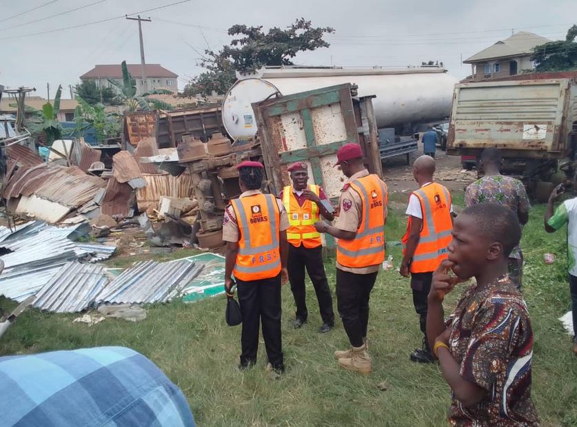 25 Feared Dead As Trailer Rams Into Vehicles In Ibadan (Photos)