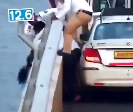 Taxi Driver Grabs Woman’s Hair As She Attempts To Commit Su!cide On Bridge (Video)