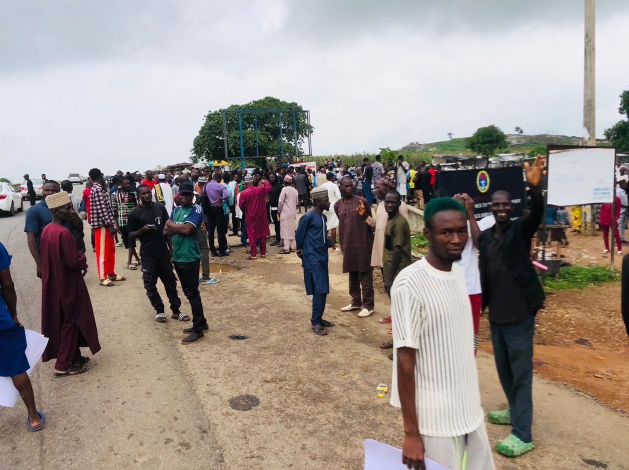 Residents Of Abuja Community Block Road, Protest Against Takeover Of Land By Nigerian Navy