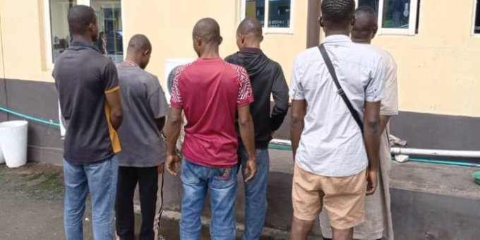 Photo Of Six Persons Who Were Nabbed In Lagos For Openly Urinating On Rail Track