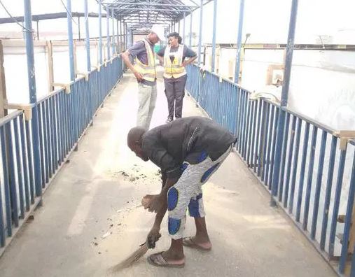 Lagos Hoodlums Forced To Sweep Pedestrian Bridge For Defecating On It