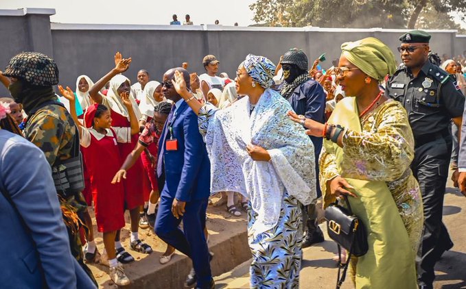 The Moment Nigeria’s First Lady Stopped Convoy To Greet School Children In Kwara (Video)