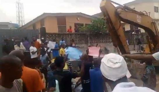 Drama As Angry Residents Protest Against Building Demolition In Lagos (Video)