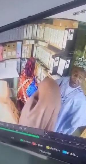 The Shocking Moment Family-of-four Stole 3 Laptops And Hid Under Their Jilbab After Distracting Shopkeeper ( Video)