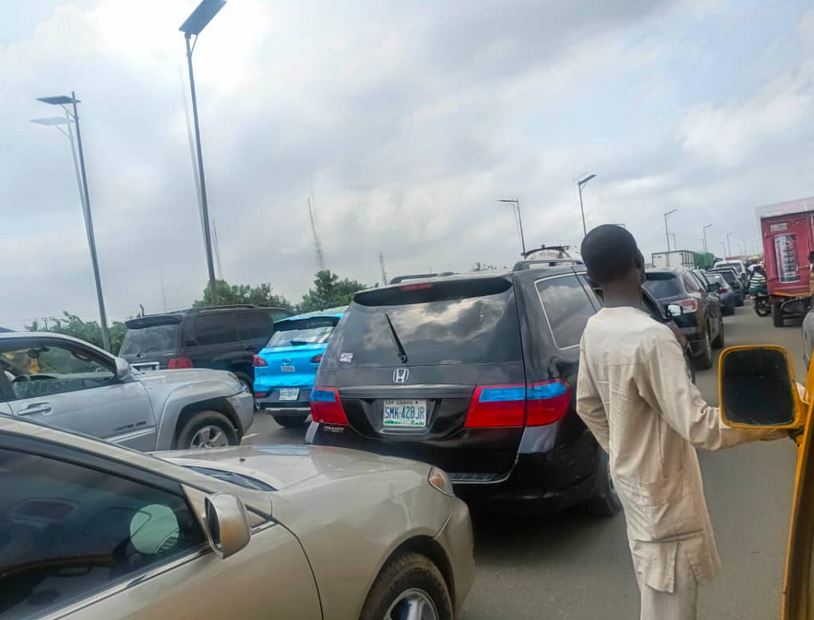 Traffic Cripples Lagos-Ibadan Expressway, Commuters Stranded