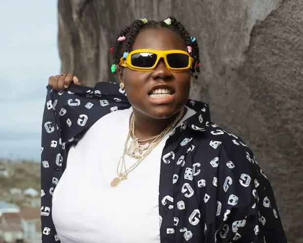 Drama As Teni Confronts Driver For Farting Inside Car